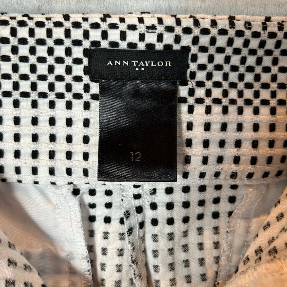 Ann Taylor black and white 4.5” shorts